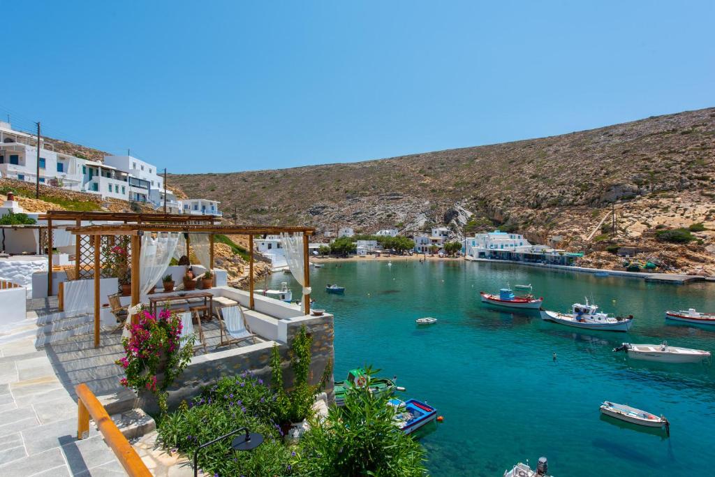 Psarona Sifnos, view of Heronissos cove with boats and crystal-clear waters