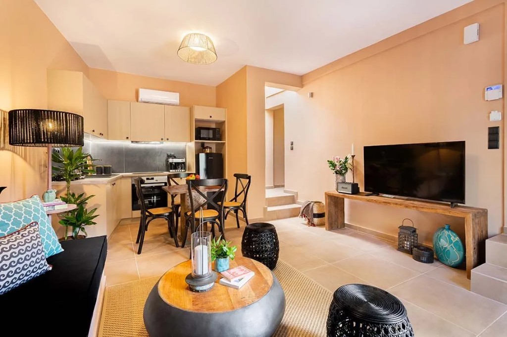 Renovated living room and kitchen by Spazio in Piraeus