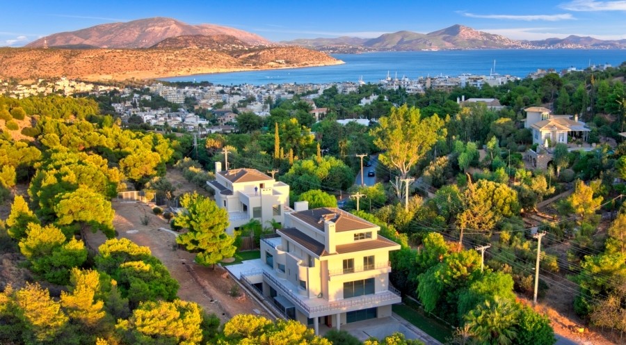 Properties and villas in Vouliagmeni with sea view